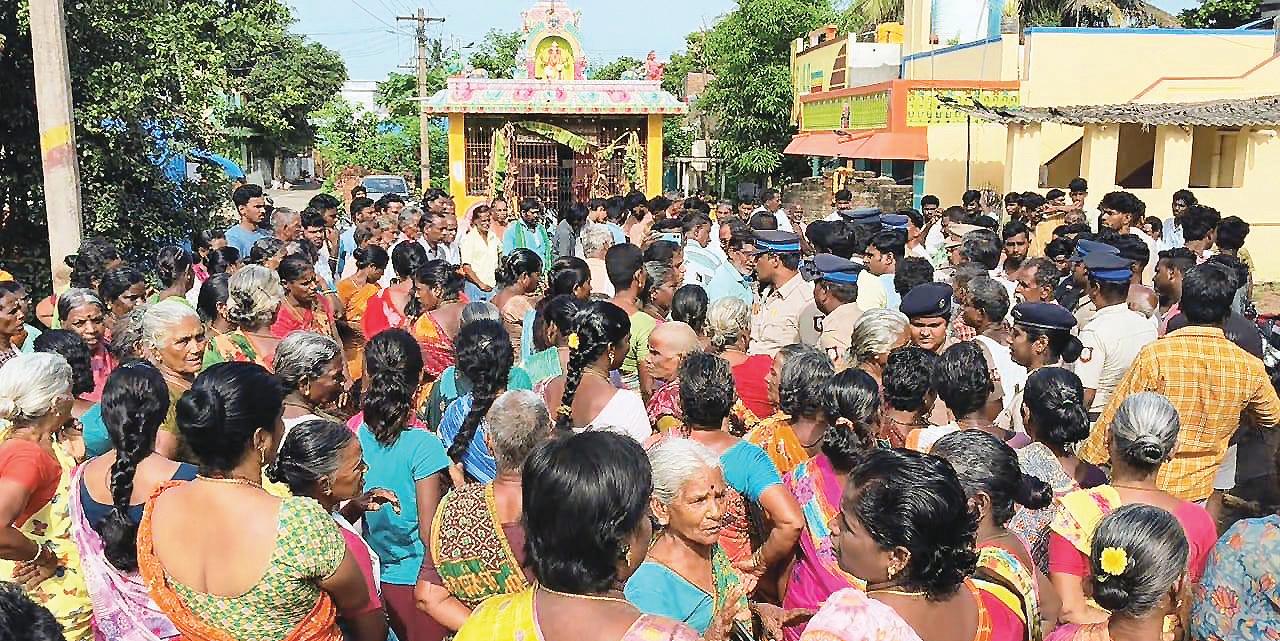 அம்மன் கோயில் தேருக்கு தீவைப்பு: மக்கள் மறியல்