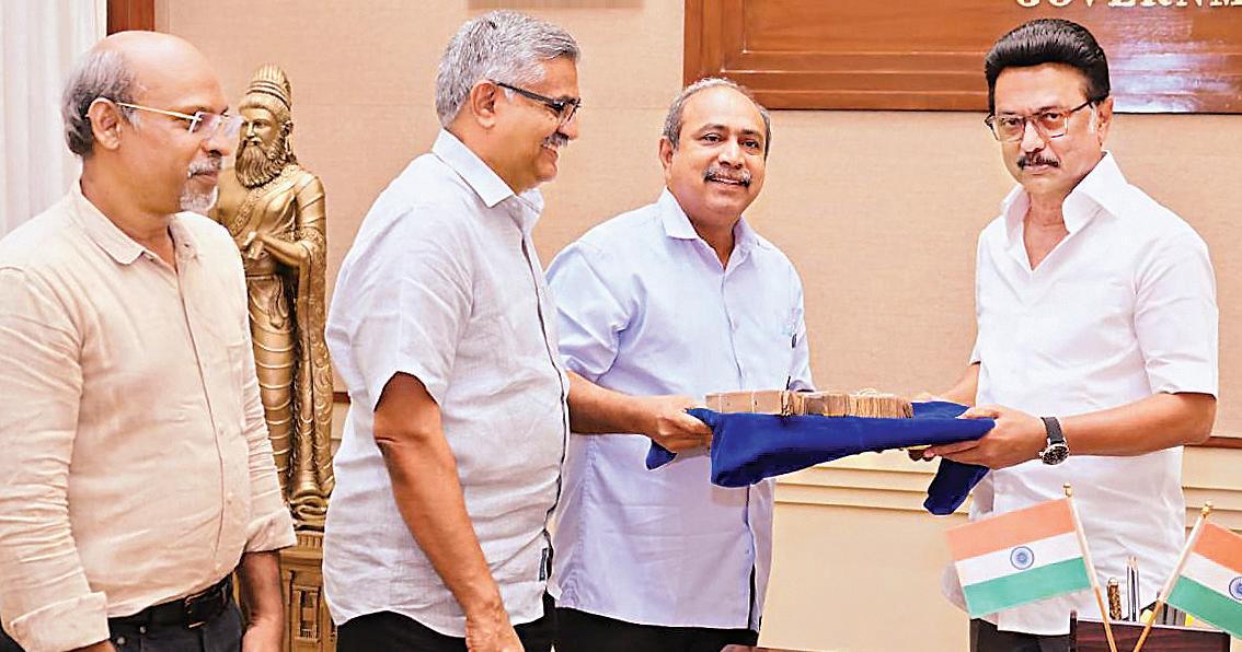 ஜெர்மனி பல்கலை. தமிழ் ஓலைச் சுவடி சென்னை நூலகத்தில் ஒப்படைத்தார் முதல்வர்