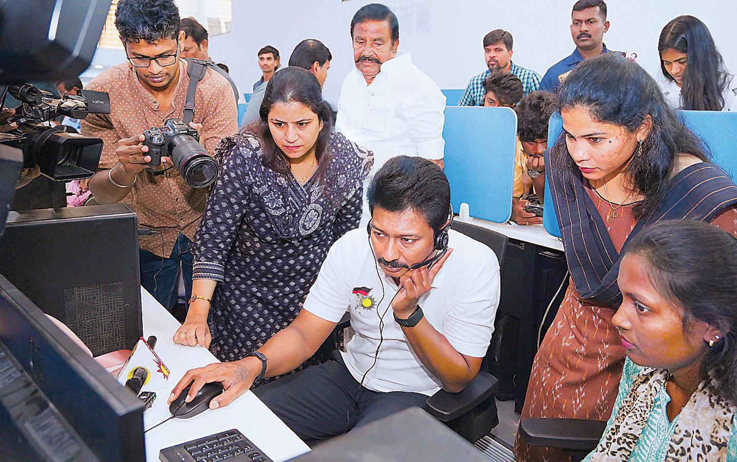 கட்டுப்பாட்டு அறையிலிருந்து குறைகேட்ட துணை முதல்வர்