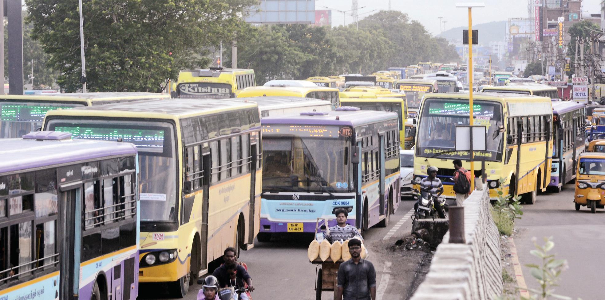 தீபாவளிக்கு சொந்த ஊர்களுக்கு புறப்பட்ட மக்கள்