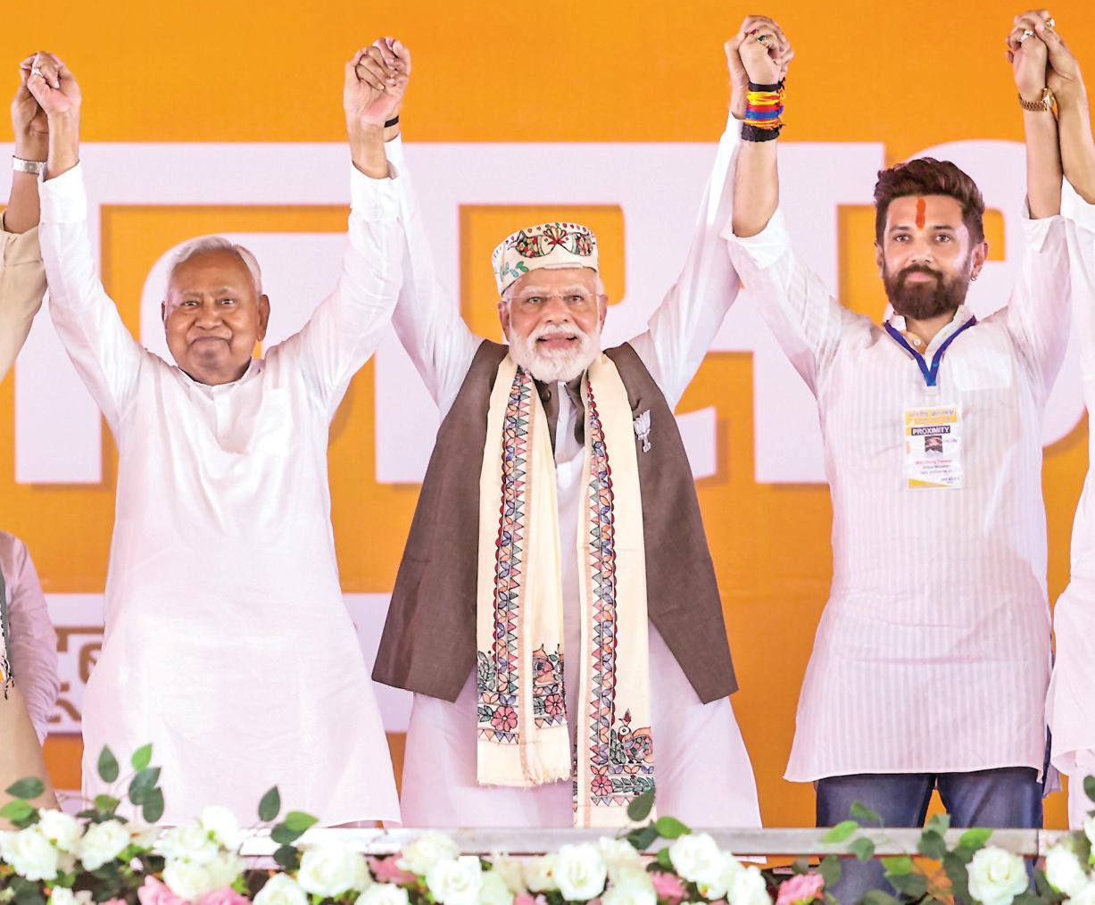 தங்களுக்குள் மோதிக் கொள்ளும் எதிர்க்கட்சிகள்