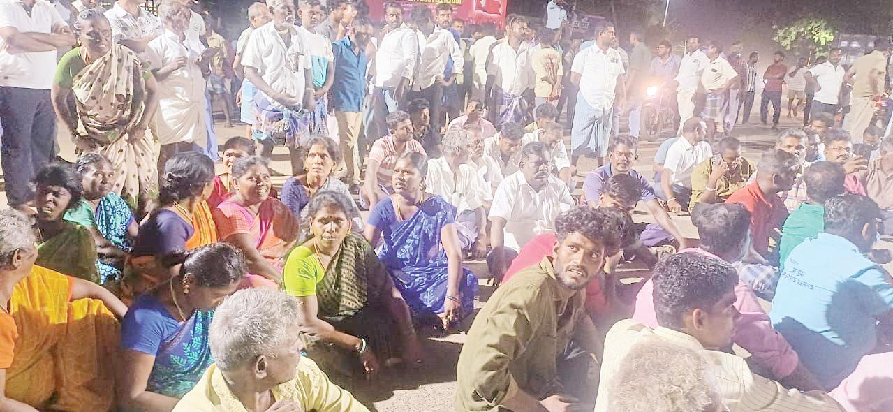 இளையான்குடி அருகே இரு தரப்பினர் இடையே மோதல்-கல்வீச்சு: 5 பேர் காயம்