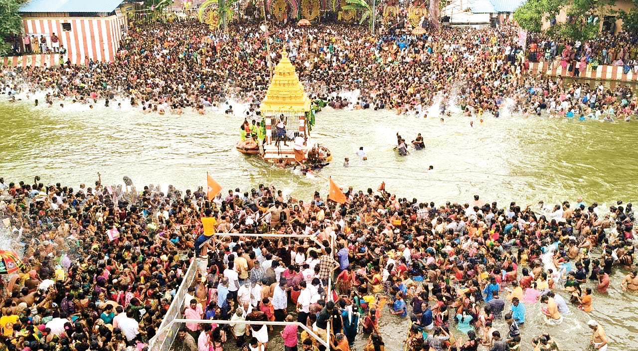 காவிரி துலாக் கட்டத்தில் கடைமுகத் தீர்த்தவாரி