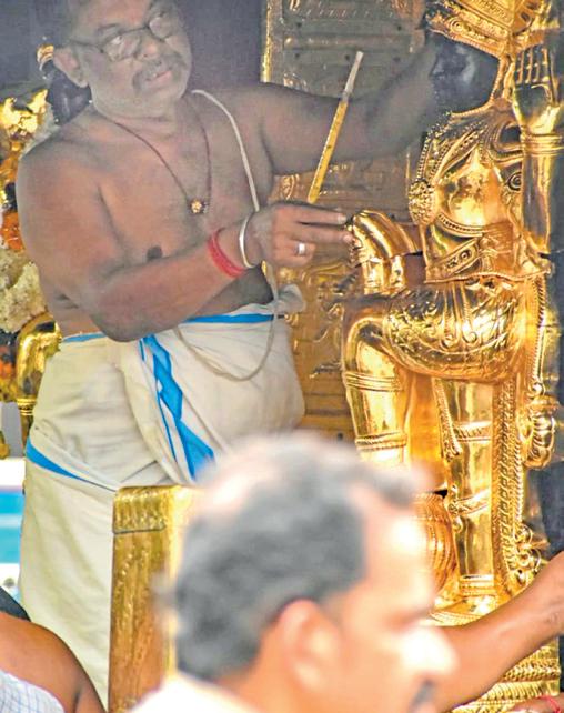 ஆய்வுக்காக தங்கக் கவசங்கள் அகற்றம்