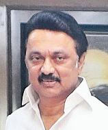 தந்தைக்கு இறுதிச் சடங்கு செய்ய முடியாமல் தவித்த குழந்தைகளுக்கு முதல்வர் ஆறுதல்