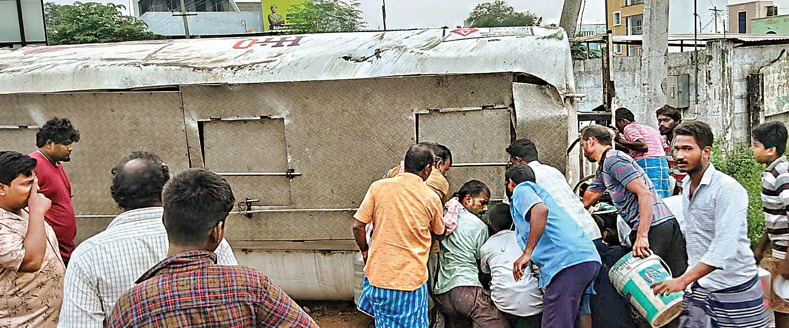 டேங்கர் லாரி மோதி மூதாட்டி உயிரிழப்பு