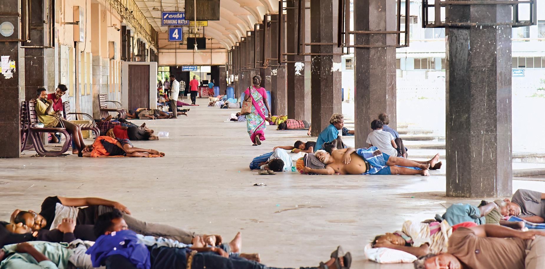 இலவச சத்திரமாக மாறிவரும் கோயம்பேடு பேருந்து நிலையம்...!