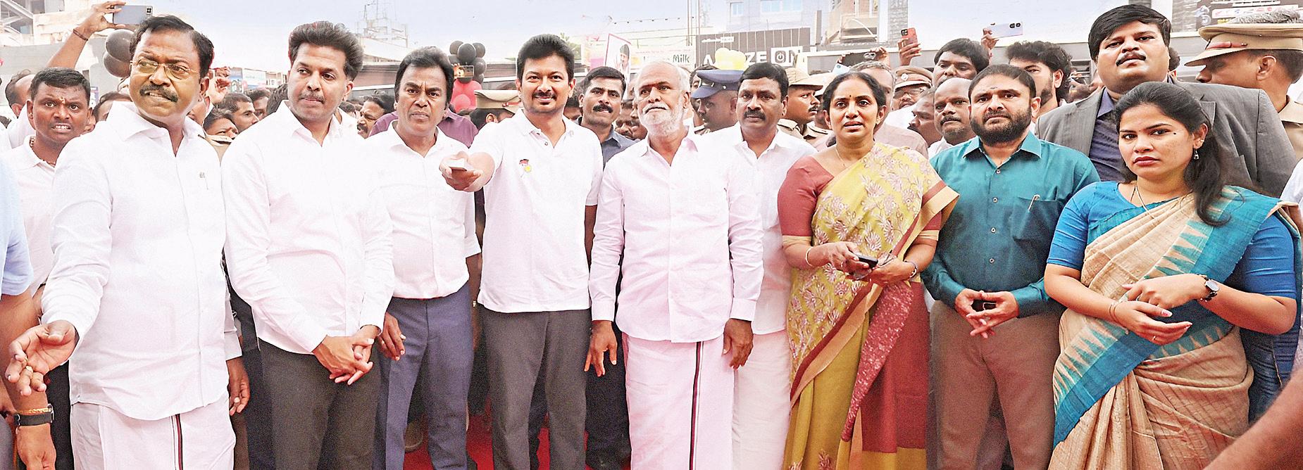 அம்பத்தூர் தொழிற்பேட்டை புதிய பேருந்து நிலையம்: துணை முதல்வர் திறந்து வைத்தார்