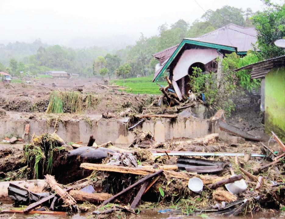 இந்தோனேசியா: வெள்ளம், நிலச்சரிவுகளில் 49 பேர் உயிரிழப்பு
