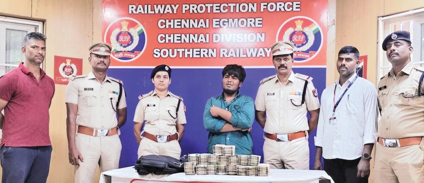 ரயிலில் ரூ.62.50 லட்சத்துடன் வந்த கல்லூரி மாணவரிடம் விசாரணை