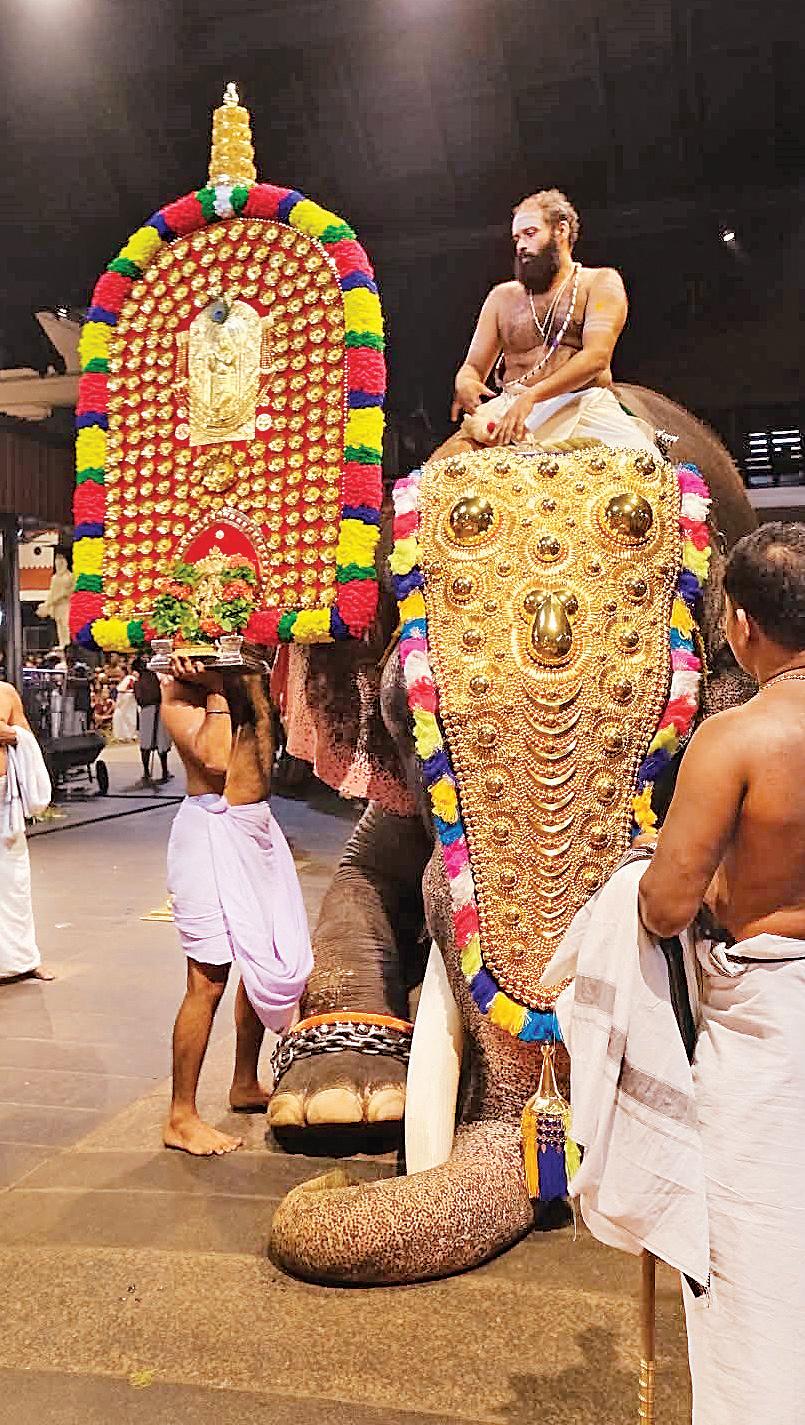 குருவாயூர் அஷ்டமி விளக்குத் திருவிழா: தங்கத் திடம்பில் ஸ்ரீகிருஷ்ணர் பவனி