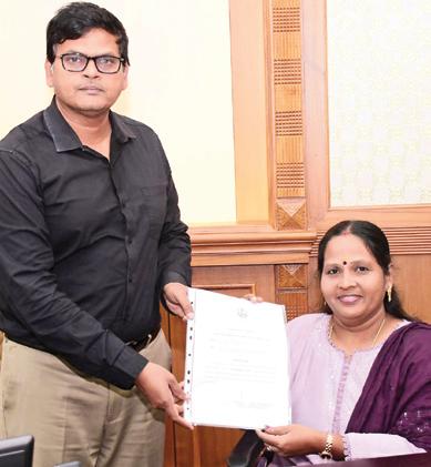 நியமன மாமன்ற மாற்றுத்திறனாளி உறுப்பினர்களுக்கு சான்றிதழ்கள்