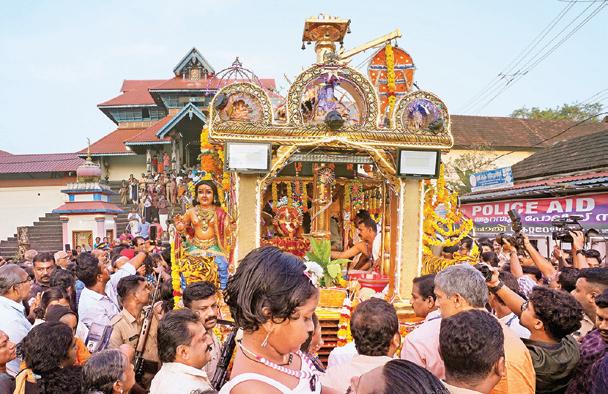 சபரிமலைக்குப் புறப்பட்டது தங்க அங்கி ஊர்வலம்