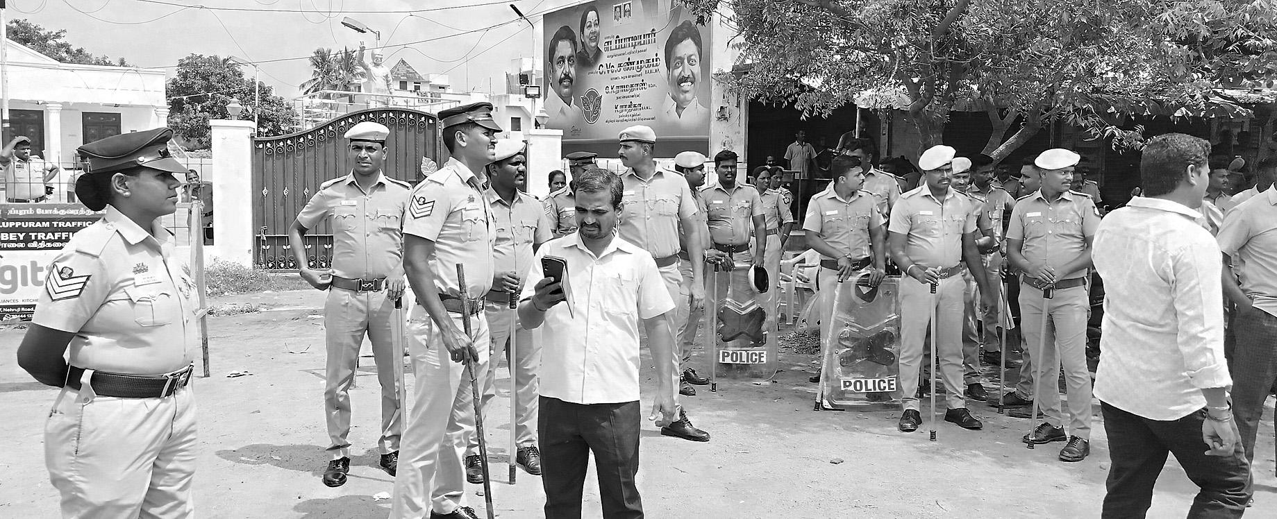 விழுப்புரம் அதிமுக அலுவலகத்தை கைப்பற்ற இரு அணிகளிடையே மோதல்
