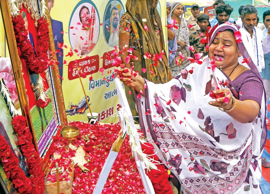 260 பேர் உயிரிழந்த குஜராத் விமான விபத்தின் ஓராண்டு நினைவு தினம் அனுசரிப்பு