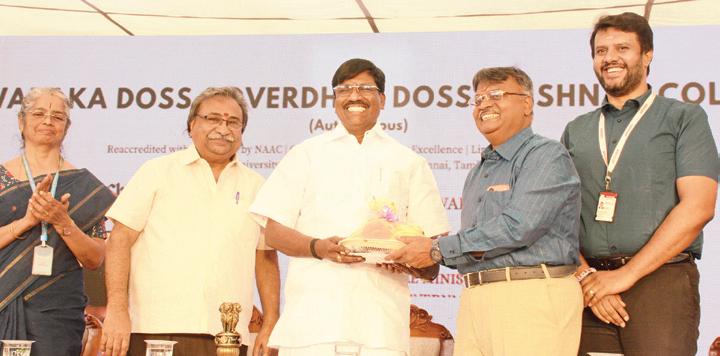 சமூக பங்களிப்புக்கு மாணவர்கள் தயாராக இருக்க வேண்டும்: அமைச்சர் பெ.விஸ்வநாதன்