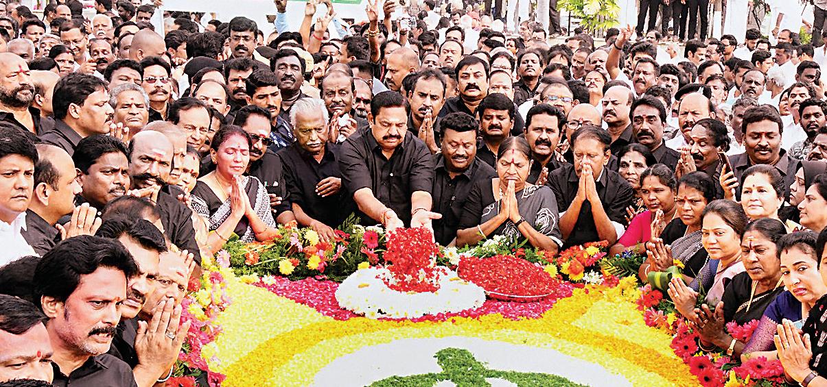 எம்ஜிஆர் நினைவிடத்தில் அதிமுகவினர் அஞ்சலி