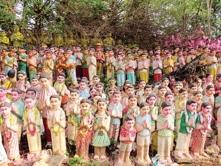காணிக்கையாக சிலைகள்!