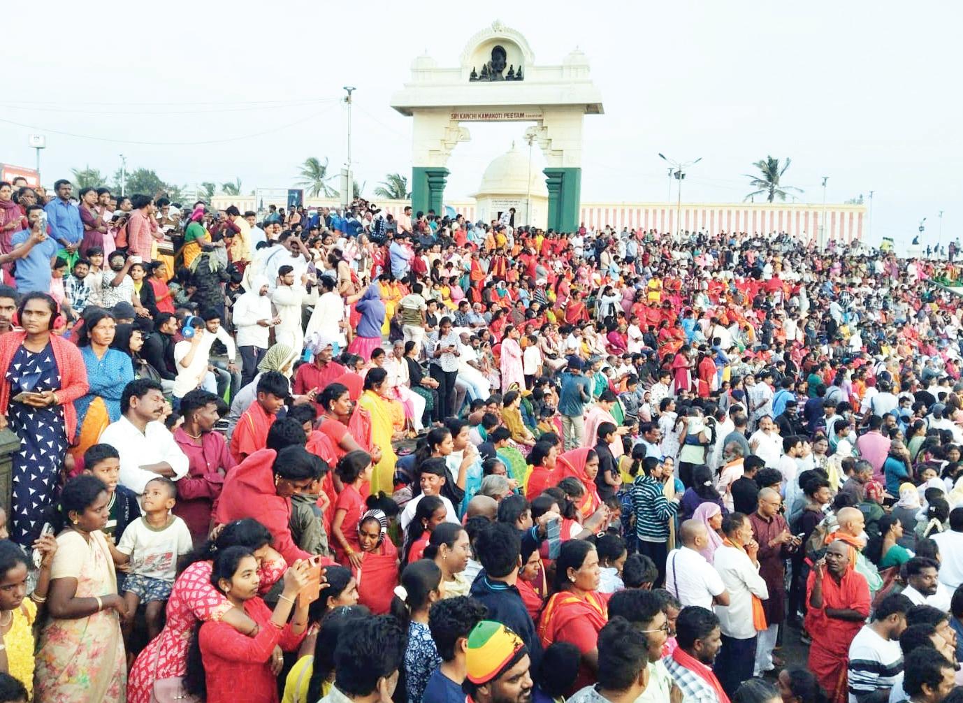 கன்னியாகுமரியில் குவிந்த சுற்றுலாப் பயணிகள்