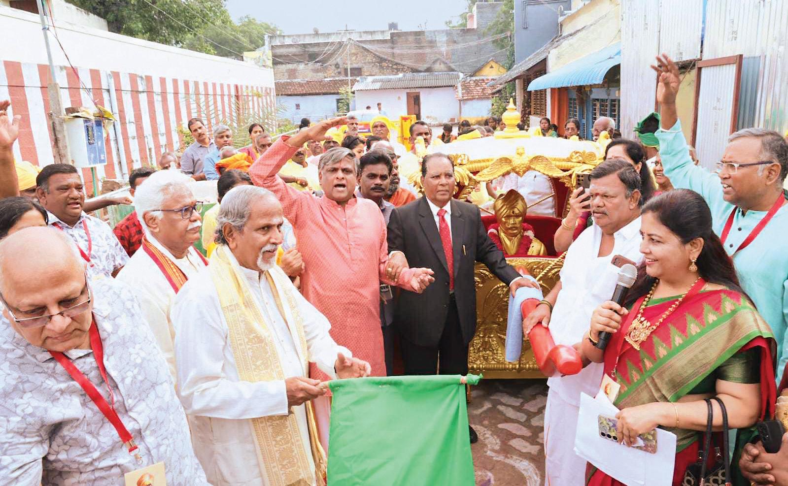 எட்டயபுரத்தில் ஜதி பல்லக்கில் மகாகவி பாரதியார் சிலை ஊர்வலம்