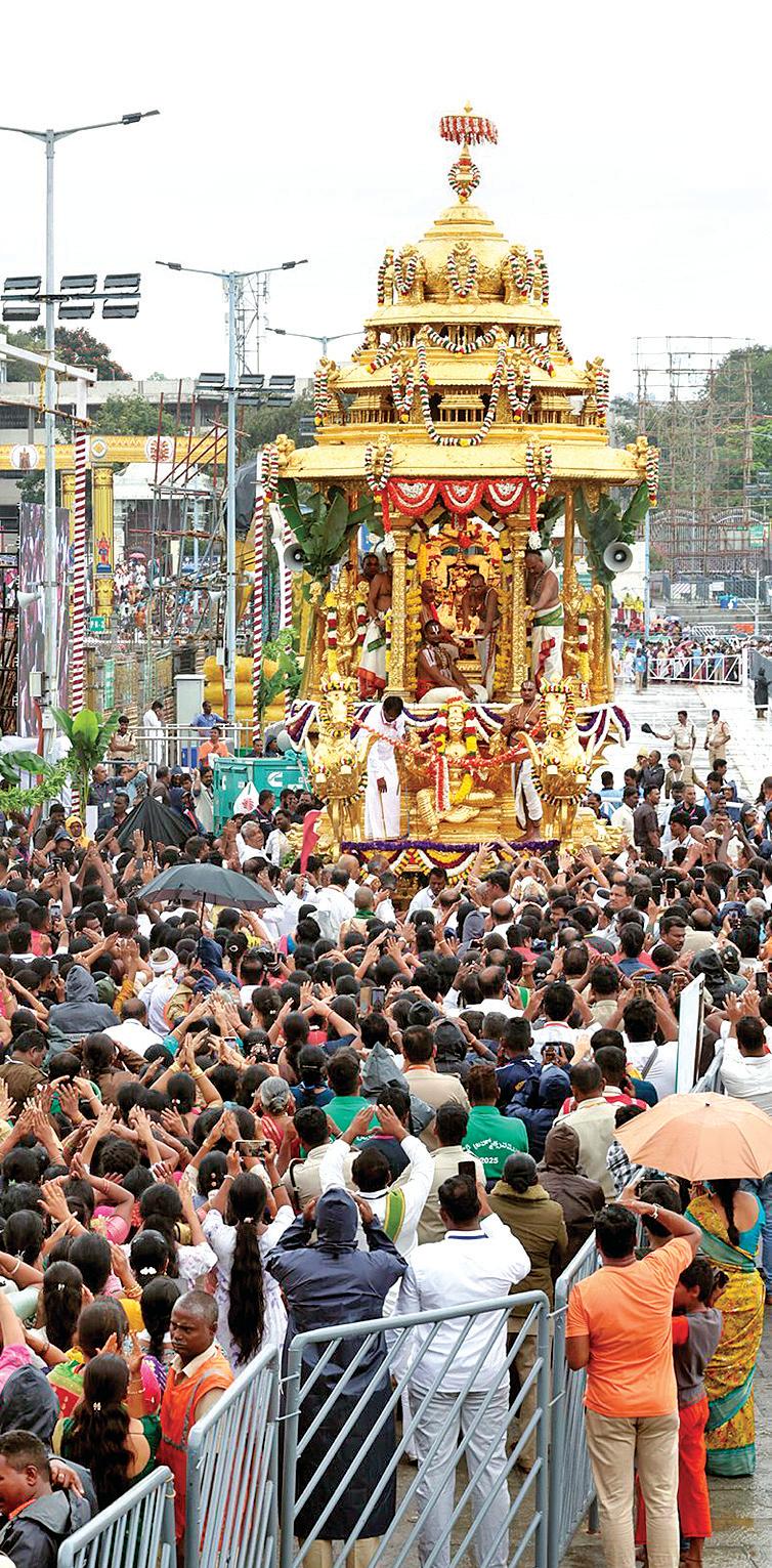 அனுமந்த வாகனம், தங்கத் தேரில் மலையப்ப சுவாமி வலம்