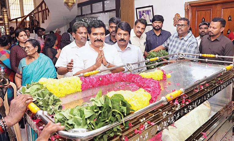 இயக்குநர் பாரதிராஜா மறைவு: முதல்வர் விஜய் அஞ்சலி
