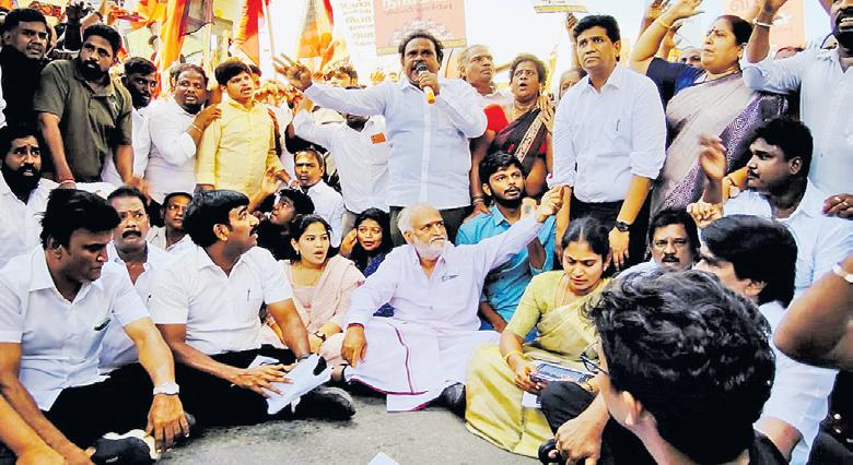 அமைச்சரை பதவி நீக்கக் கோரி திமுகவினர் ஆர்ப்பாட்டம்