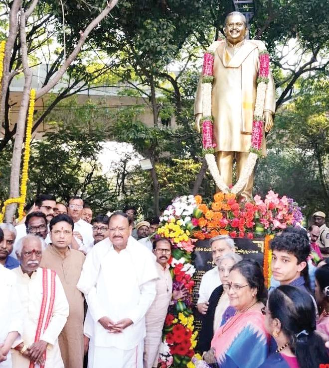 ஹைதராபாதில் பாடகர் எஸ்.பி.பாலசுப்ரமணியம் சிலை திறப்பு