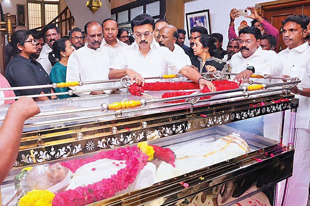 இயக்குநர் பாரதிராஜா மறைவு: முதல்வர் விஜய் அஞ்சலி