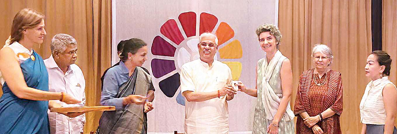 உலகிற்கு வழிகாட்டும் விஸ்வ குருவாக திகழ்கிறது இந்தியா