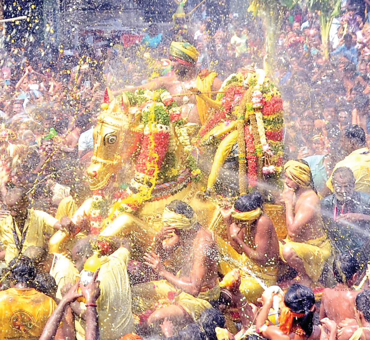 பச்சைப் பட்டு உடுத்தி வைகையில் எழுந்தருளினார் அழகர்