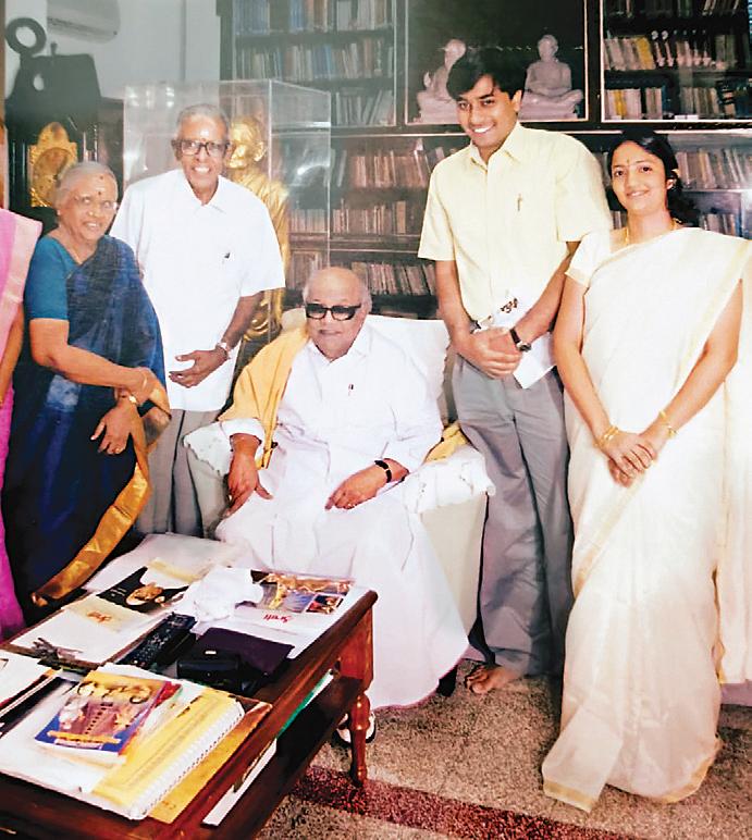 காட்சிக்கு எளியன், கடுஞ்சொல்லன் அல்லன்