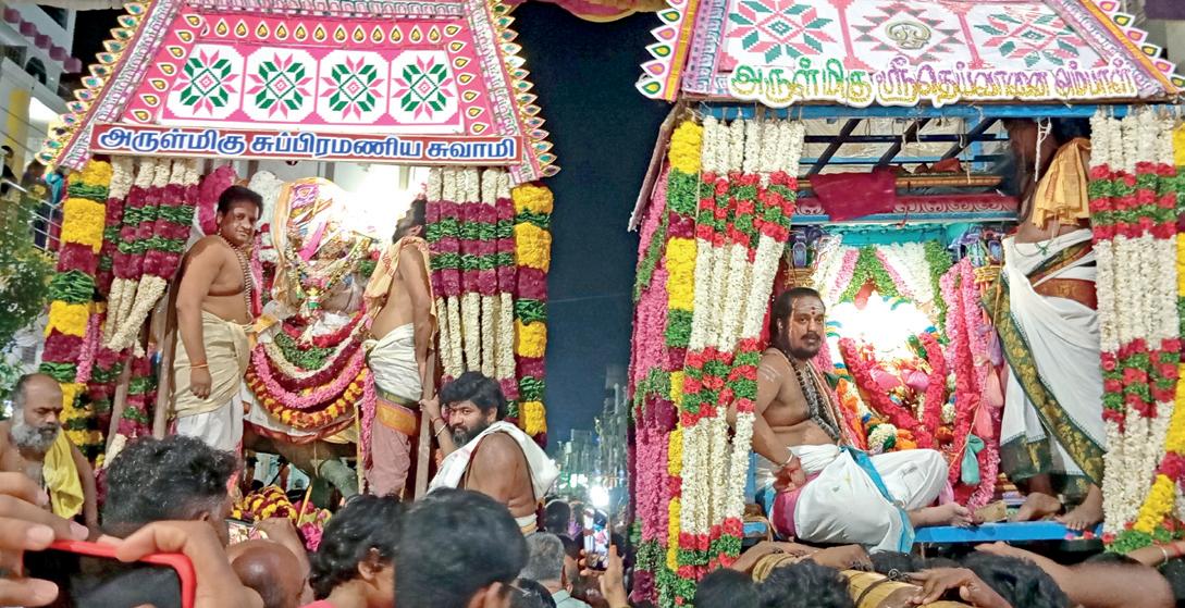 திருச்செந்தூரில் திருக்கல்யாணம்: பக்தர்கள் மொய் எழுதி தரிசனம்