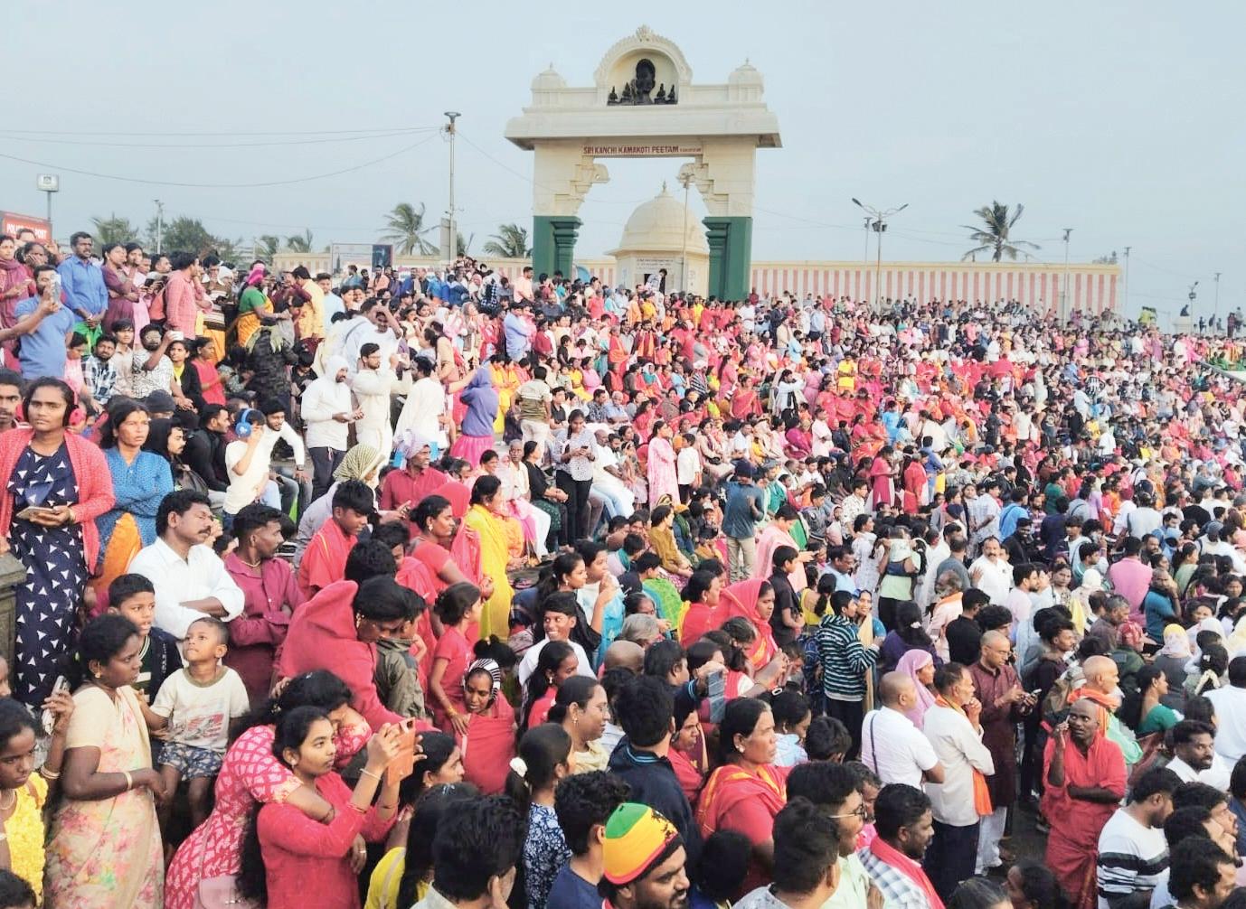 கன்னியாகுமரியில் குவிந்த சுற்றுலாப் பயணிகள்
