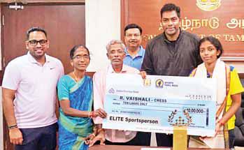 செஸ் வீராங்கனை வைஷாலிக்கு ரூ. 10 லட்சம் நிதியுதவி