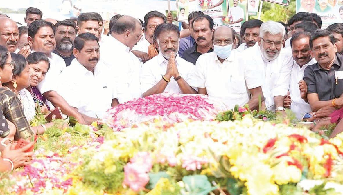 எம்ஜிஆர் நினைவிடத்தில் அதிமுகவினர் அஞ்சலி