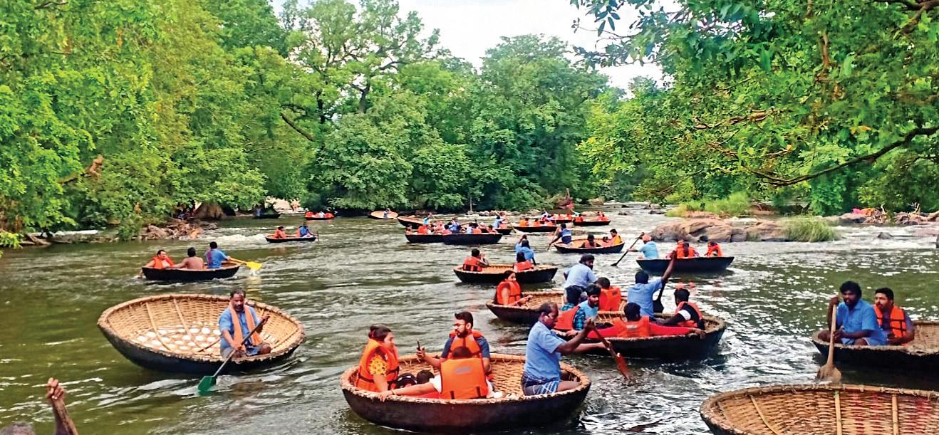 அரையாண்டு விடுமுறை நிறைவு நாள்: ஒகேனக்கல்லில் குவிந்த சுற்றுலாப் பயணிகள்