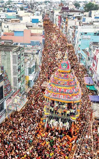 மதுரை மீனாட்சி சுந்தரேசுவரர் கோயில் தேரோட்டம்