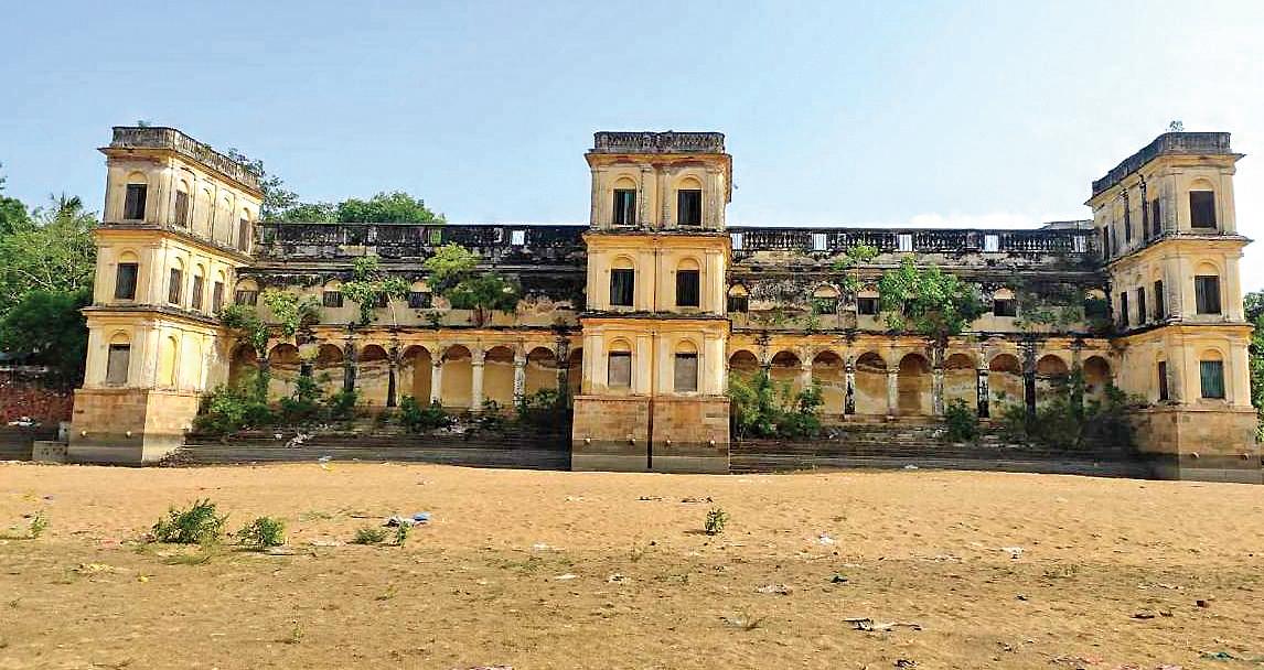 கம்பீரமாக நிற்கும் கல்யாண மஹால்