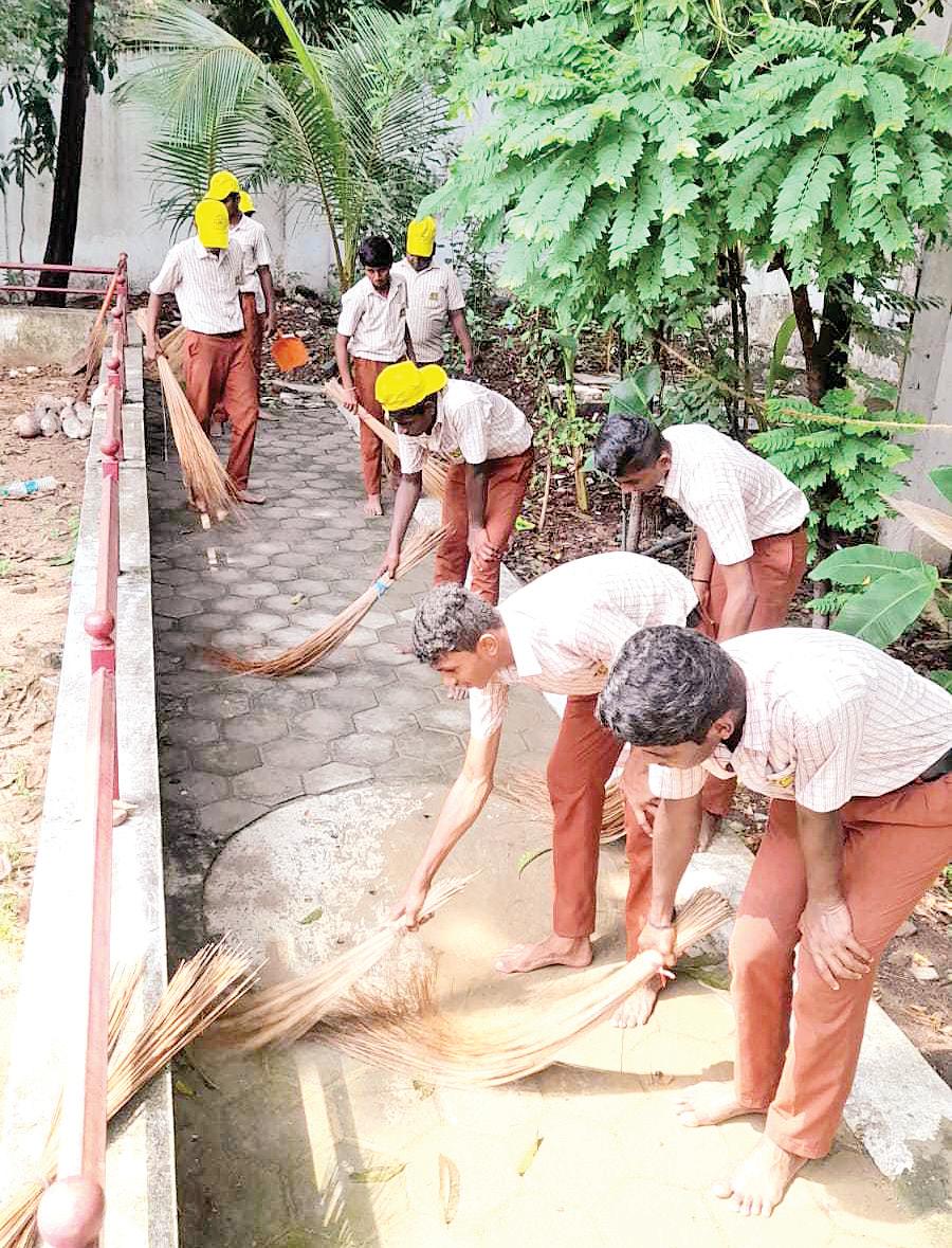 பரமம் பவித்ரம்: 171 கோயில்களில் உழவாரப் பணி...