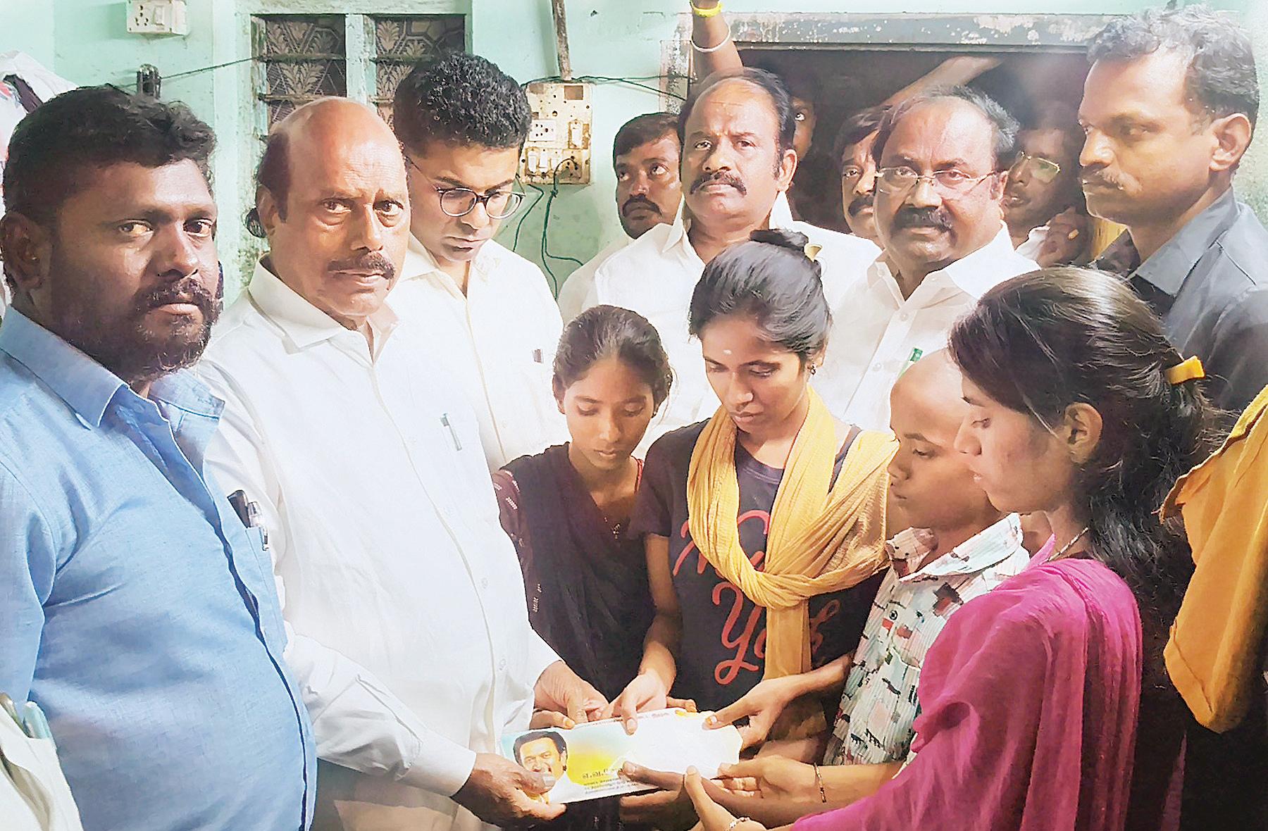 பெற்றோரை இழந்து தவிக்கும் 4 பிள்ளைகளுக்கு முதல்வர் உத்தரவுப்படி அமைச்சர் நிதியுதவி