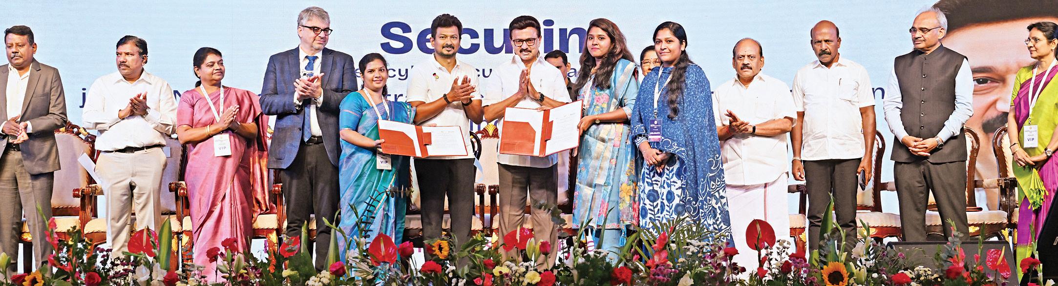 பெண்கள் சுதந்திரமாகப் பயிலவும், பணியாற்றவும் உகந்த கட்டமைப்பு