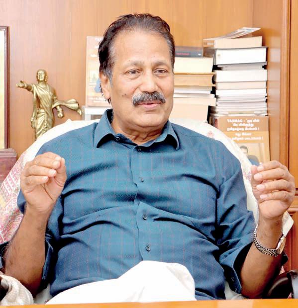 அதிமுக தவறு செய்கிறது