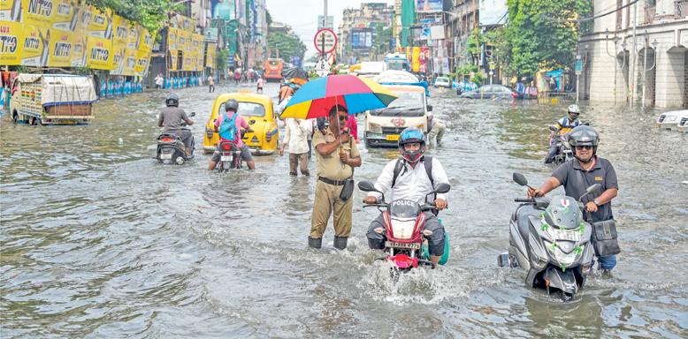 கொல்கத்தாவில் கொட்டித் தீர்த்த மழை: 10 பேர் உயிரிழப்பு