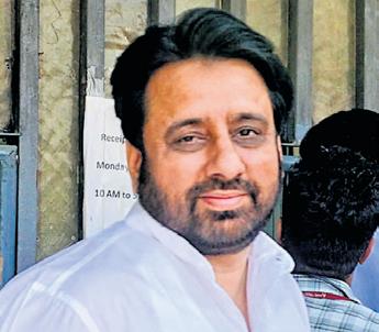 'I'm son of Amanatullah, don't need licence or RC'