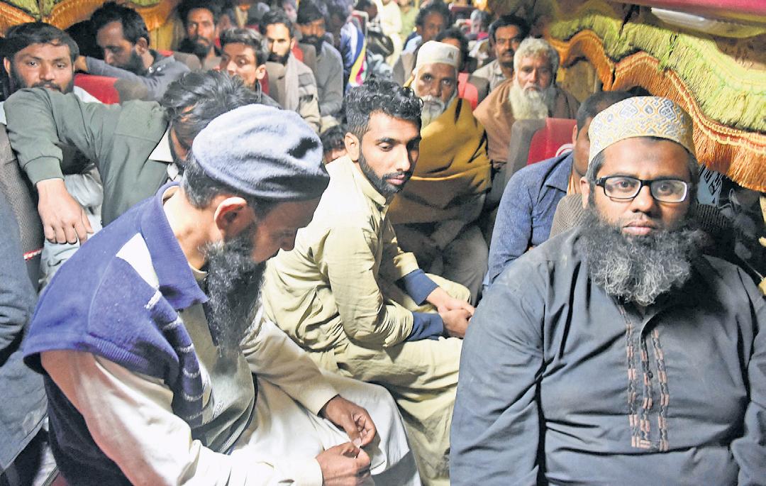 340 Pak train hostages freed, 25 bodies recovered