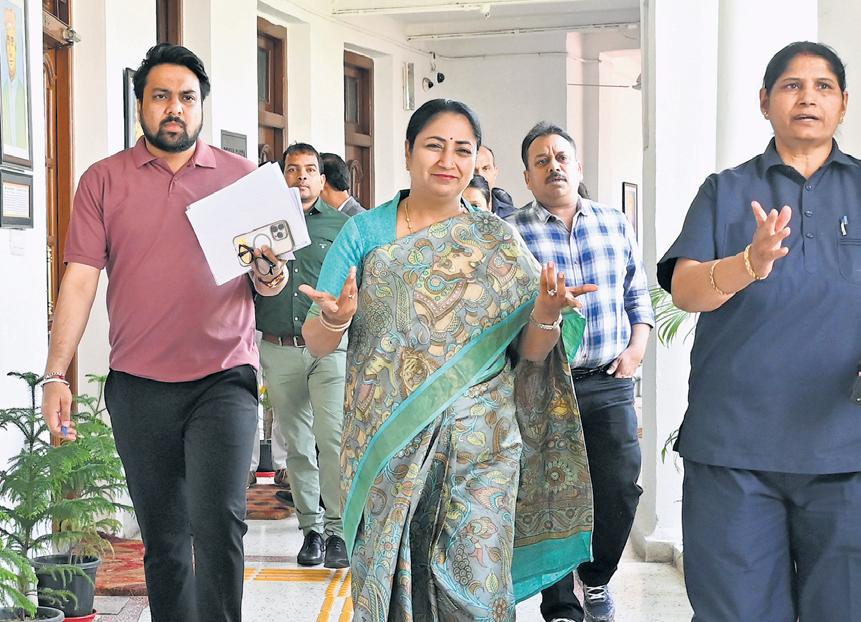 AAP, BJP trade barbs over Budget