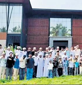 Faithfuls swear to fight drugs on Eid