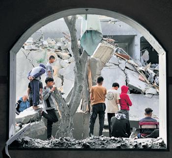 Israel Strikes Tents in Hospitals Near Gaza, Kills News Reporter