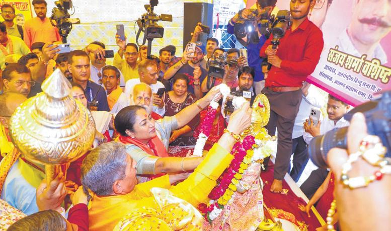 Atal canteens near slums soon: Gupta